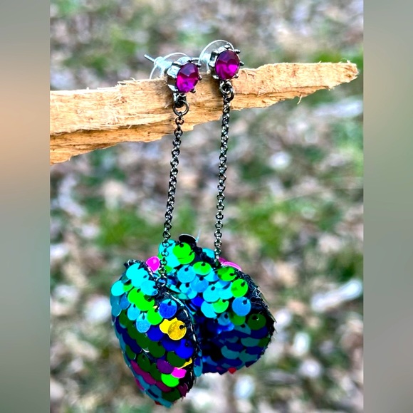 NWT Betsey Johnson Multi-Color Sequin Heart Hematite Linear Drop Earrings - Picture 3 of 3